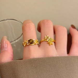 Detailansicht zweier 18K vergoldeter Vintage-Ringe mit Zirkon und braunem Katzenaugenstein