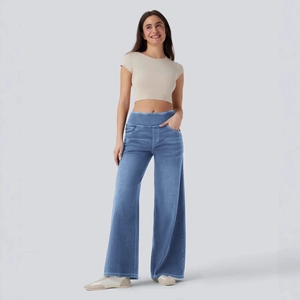 Damen-Jeans mit hoher Taille und weitem Bein, kombiniert mit beige kurzem Oberteil