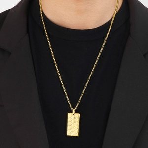 Détail du collier militaire en acier titane doré avec incrustation de diamants CNC