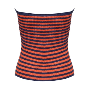 Dettaglio del tessuto a maglia con motivo a righe arancioni e blu navy sul top a fascia