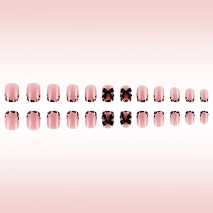 Faux ongles courts carrés roses avec French léopard rouge et nœuds 3D noirs