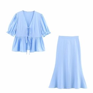 Ensemble deux pièces bleu clair avec haut à manches bouffantes et jupe longue en lin