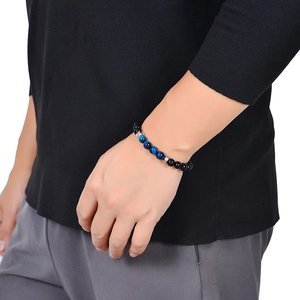 Bracelet ajustable pour homme en œil de tigre bleu et obsidienne de 8mm porté au poignet