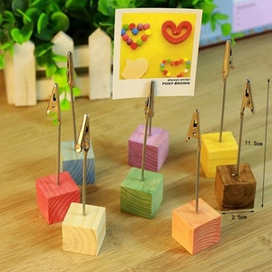 Colorful wooden card holders in various shades showing product dimensions and usage