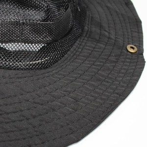Détail d'un chapeau de soleil noir avec maille respirante et coutures de bord renforcées