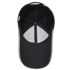 Vue intérieure d'une casquette noire montrant la doublure et les coutures de qualité