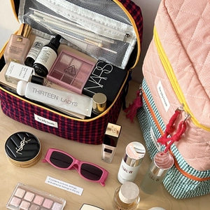 Quilted checkerboard cosmetic bag with large capacity for travel and makeup storage