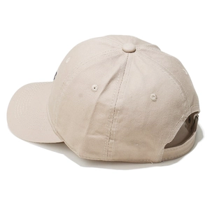 Detailansicht der verstellbaren Schnalle und Baumwolltextur einer beigen Baseballkappe