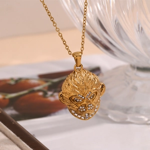 Collier en acier inoxydable plaqué or 18 carats avec pendentif tête de singe diamanté