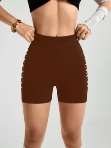 Vue détaillée du short de yoga sans couture marron foncé à taille haute et découpes latérales