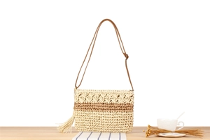 Détail du sac bandoulière en corde de papier tissée main avec contraste et pompon