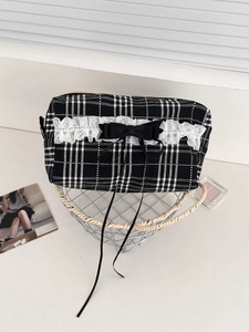 Pochette de rangement à carreaux avec dentelle blanche et nœud noir en panier