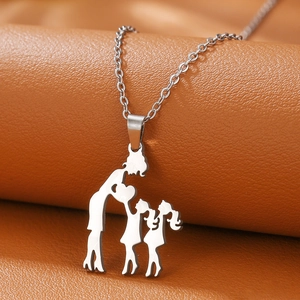 Detailaufnahme des silbernen Edelstahl-Anhängers mit einer Mutter-Kind-Silhouette am Leder