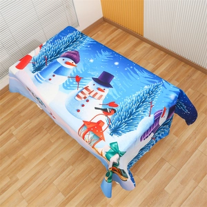 Detailansicht der weihnachtlichen Tischdecke mit blauem Schneemann und Winterwald-Motiv