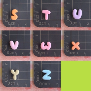 Mini lettres S-Z en résine sur un tapis de mesure pour référence de taille 1x1cm