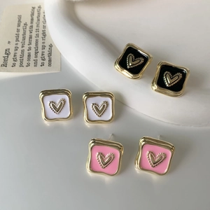 Orecchini a perno quadrati a cuore neri bianchi e rosa con placcatura in oro