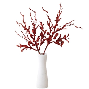 Glitzernder roter Weihnachtszweig in weißer Keramikvase für festliche Weihnachtsdekoration