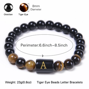 Bracelet en perles d'œil de tigre et obsidienne 8mm avec lettre A dorée sur blanc