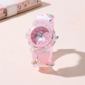 Dettaglio del cinturino in silicone rosa con motivo unicorno e arcobaleno per bambini