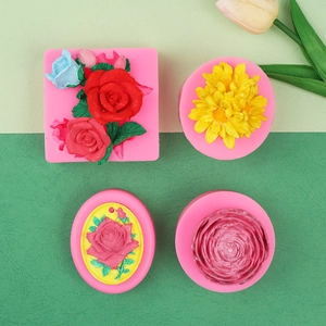 Detailansicht von 3D-Rosen- und Blumen-Silikonformen für DIY-Harz und Kerzenherstellung