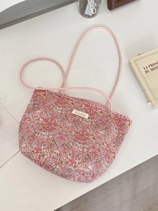 Sac fourre-tout en toile à fleurs roses avec lanières en cuir et étiquette Sorakka