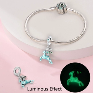Vue détaillée du charme d'élan en argent 925 avec effet lumineux bleu sur bracelet