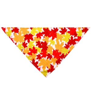 Détail d'un bandana pour chien de Thanksgiving avec motifs de feuilles d'érable rouge et orange
