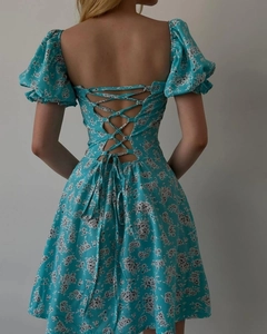 Détail du laçage au dos de cette robe française à fleurs bleues et manches bouffantes
