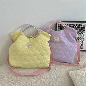 Sac fourre-tout matelassé cœur macaron avec détails en lavande et jaune pâle