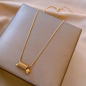 Élégant pendentif spirale doré avec bille sur une fine chaîne serpent pour femme