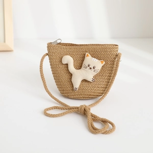 Détail du sac en paille pour enfants avec écusson de chat mignon et fermeture éclair