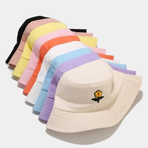 Cappello a secchiello in cotone con ricamo fiori gialli in colori pastello