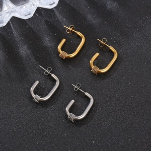 Set di orecchini a U in oro e argento con dettaglio di filo metallico intrecciato