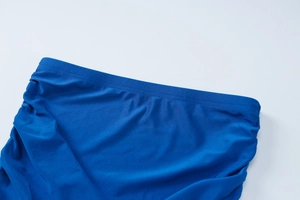 Dettaglio del tessuto a maglia elasticizzato blu con cuciture di precisione a due aghi