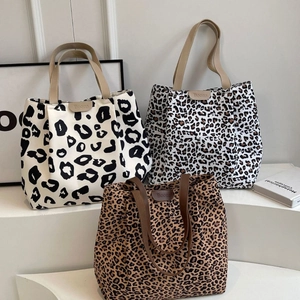 Trois sacs cabas en toile léopard de différents motifs avec bandoulières en cuir