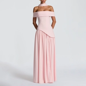 Détails d'une robe rose à épaules dénudées avec plis irréguliers et écharpe assortie chic
