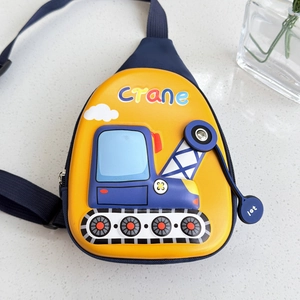 Détail de la sacoche poitrine jaune pour enfant avec grue de dessin animé et fermeture