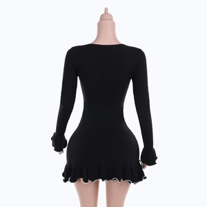 Vista trasera del vestido de punto negro ajustado con dobladillo ondulado en contraste