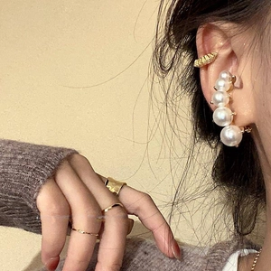 Elegante geometrische Perlen-Ohrklemmen und unregelmäßiges Goldring-Set für Damen