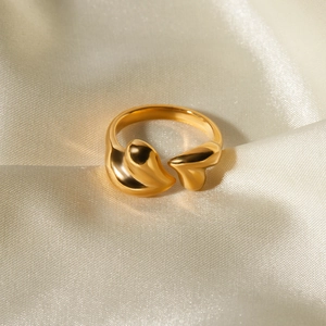 Bague ouverte en acier inoxydable plaqué or au design organique fluide et moderne