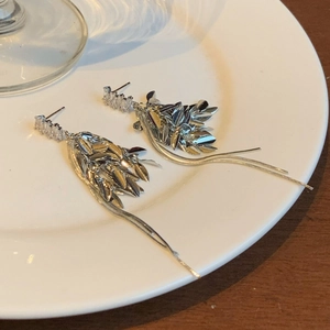Boucles d'oreilles pendantes en zircon avec pompons de blé sur plateau en porcelaine