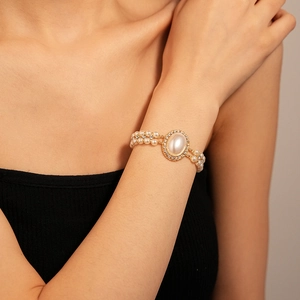 Gros plan détaillé du bracelet double rang de perles avec pièce centrale ovale en strass
