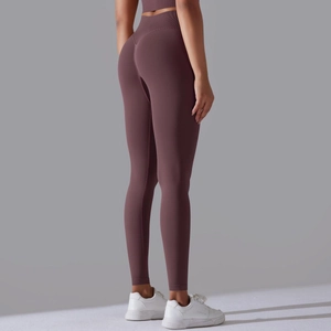 Detailansicht der nahtlosen lila Yoga-Leggings mit High-Waist und Push-Up-Effekt am Po