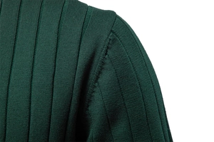 Dettaglio macro della cucitura della spalla e della trama a coste del cardigan verde scuro