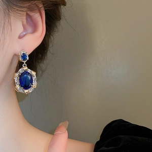 Vintage oval zircon earring with deep blue gemstone and gold braided metal border