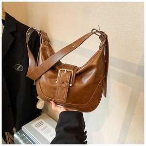 Detailaufnahme der braunen Vintage-Hobotasche mit großer Metallschnalle und Verstellriemen