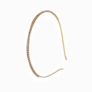 Elegante cerchietto in metallo dorato con fila singola di strass su sfondo bianco