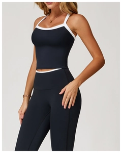 Détail du gilet de yoga avec passepoil blanc contrasté et legging de fitness à taille haute