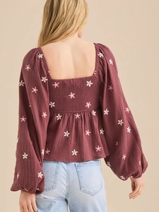Blouse bordeaux à col carré, manches lanternes et broderies florales sur la vue arrière