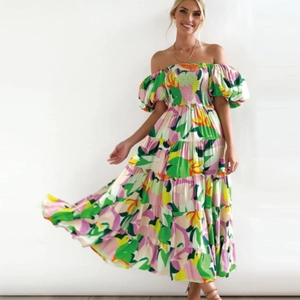 Detalle del corpiño elástico fruncido y el estampado floral de este vestido largo bohemio